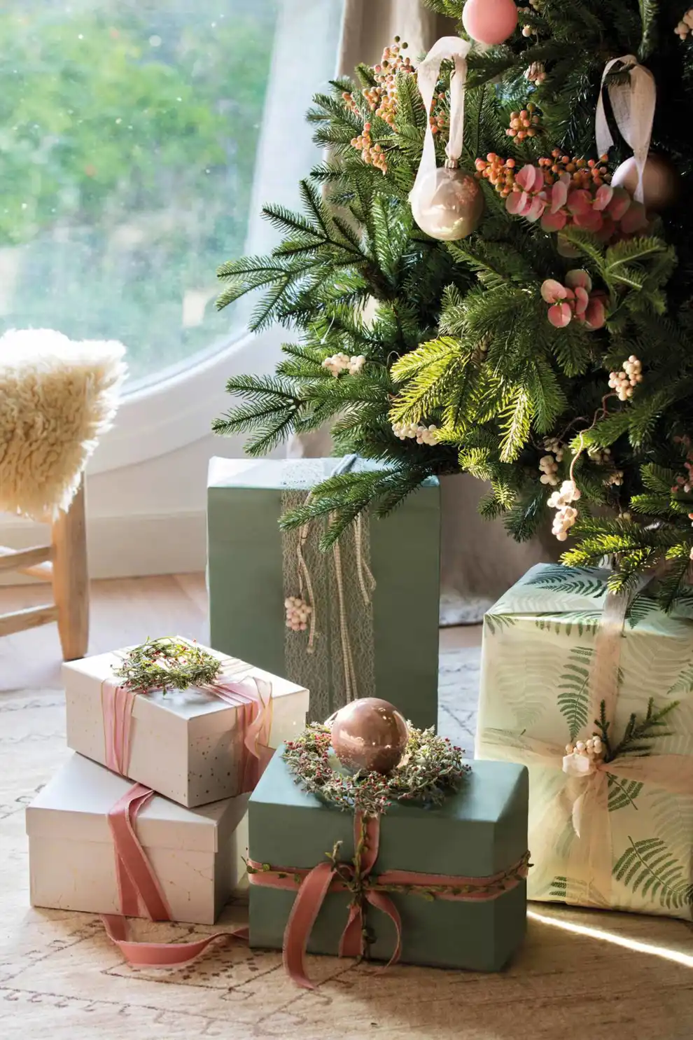 Regalos junto al árbol de Navidad