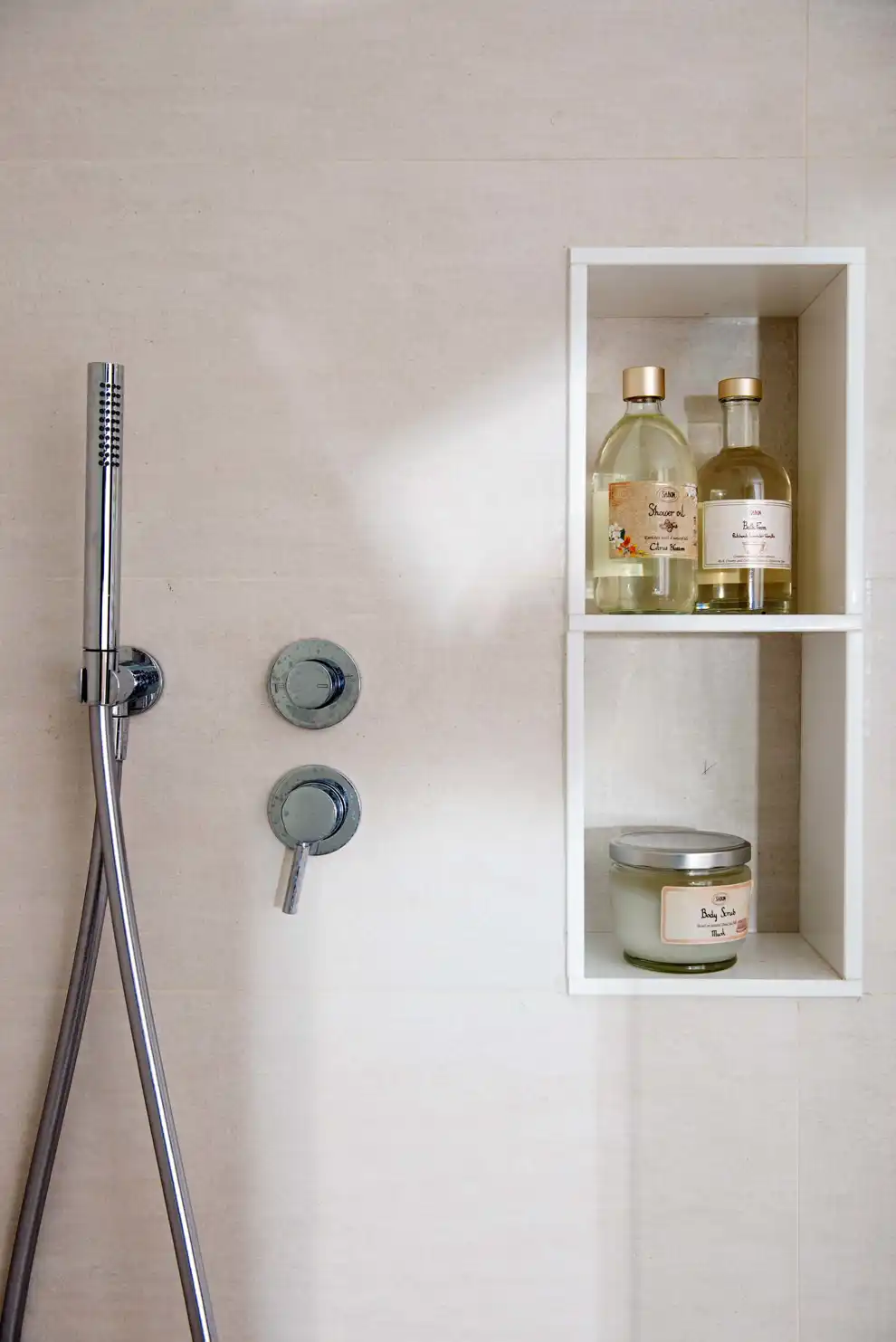Una idea que nos da Vanesa para acabar con el ruido visual en el baño es usar botes del mismo diseño y etiquetarlos para diferenciarlos