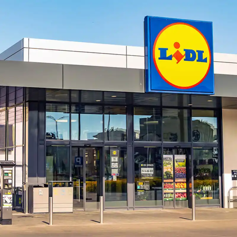 Se agotará la mini estantería de LIDL blanca y ligera que cabe en cualquier rincón 