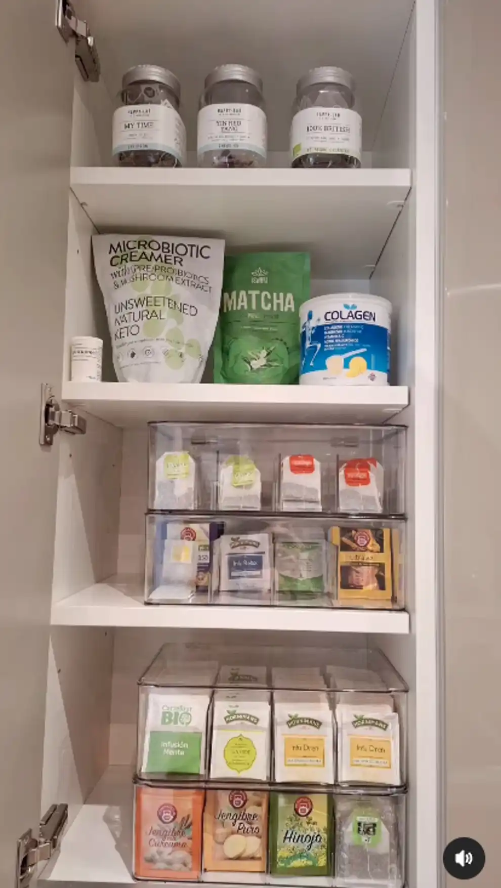 Un armario de las infusiones después de ser ordenado por Fátima de @ordenotuarmario