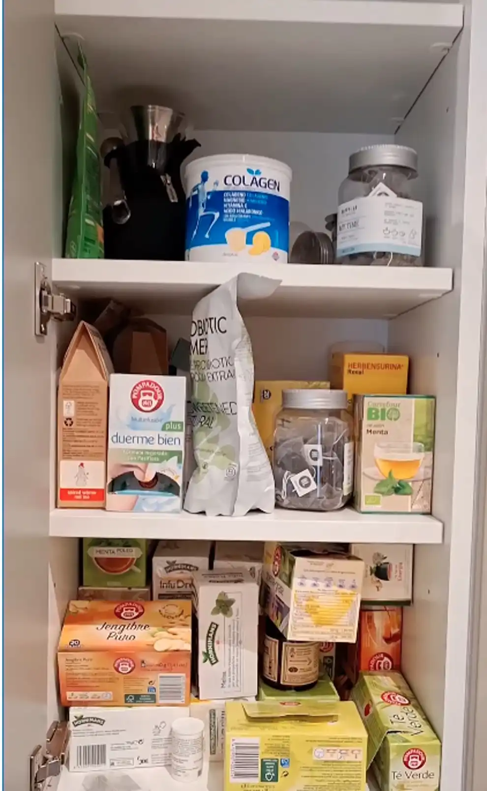 Un armario para las infusiones antes de ser ordenado por Fátima de @ordenotuarmario