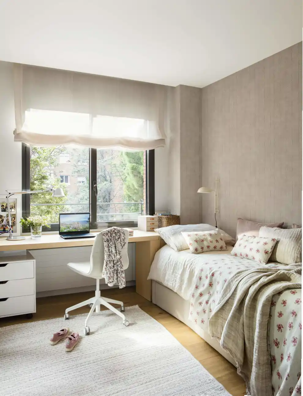 00558569 Dormitorio juvenil con cama y escritorio frente la ventana