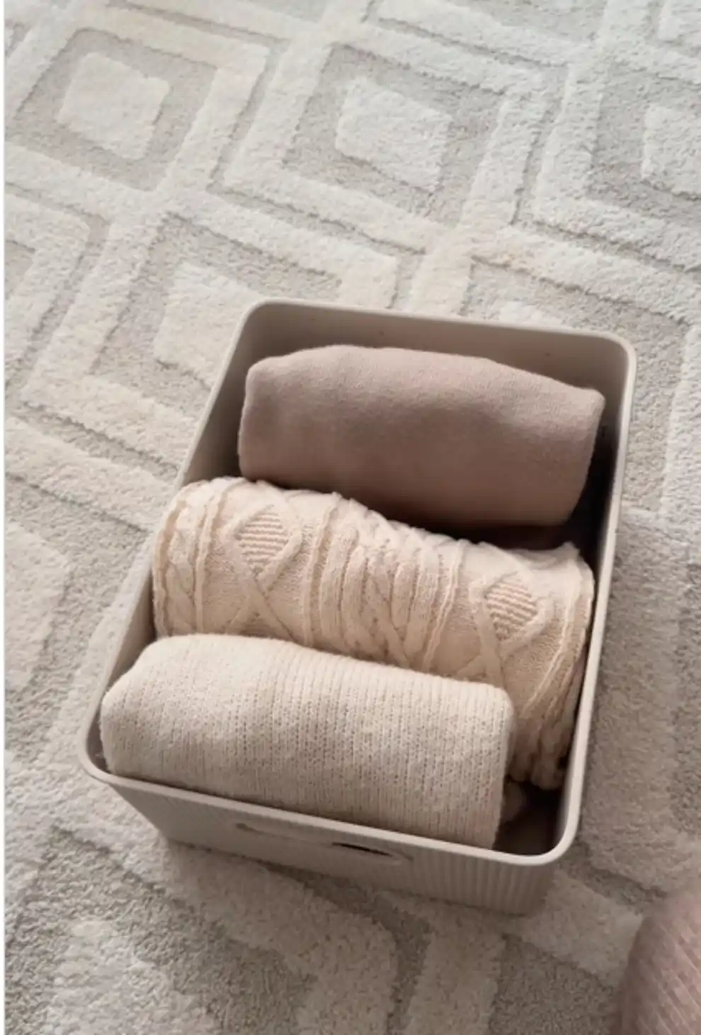 El truco de doblado vertical de Paula hace que un jersey gordo de invierno quepa perfectamente en una caja