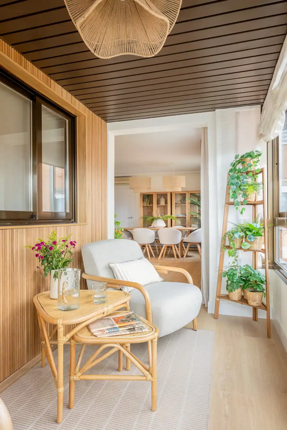 La palillería de roble macizo y los colores neutros también son los protagonistas en la terraza de la casa
