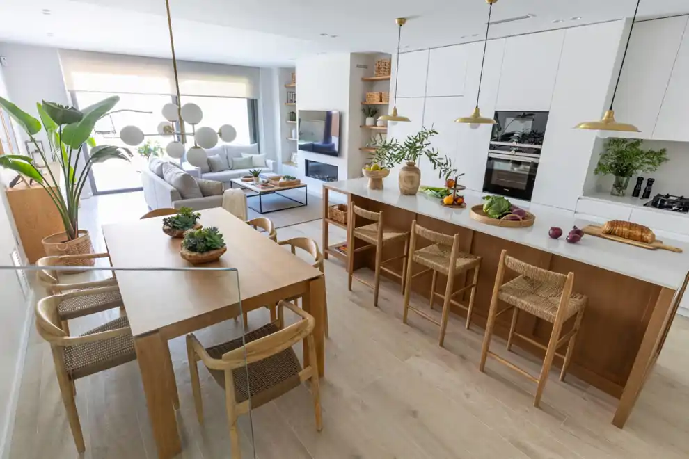 La vivienda tenía un diseño seccionado con un recibidor, cocina, lavadero y salón comedor separados.con Ahora, todo es un espacio diáfano y con luz natural