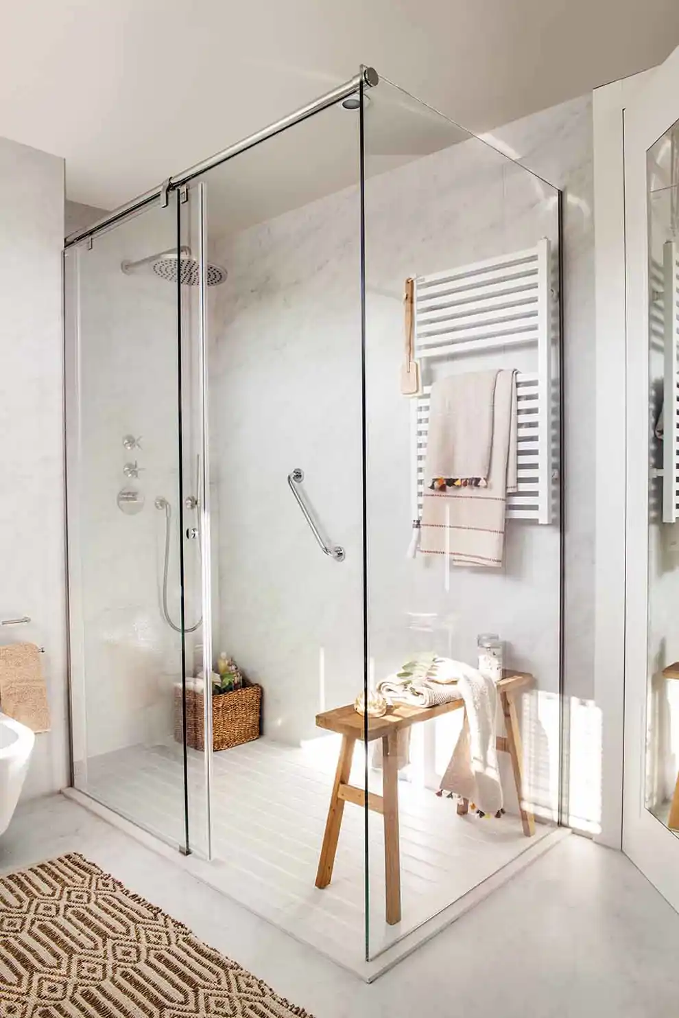 Las mamparas son más fáciles de limpiar y su apariencia es mucho más elegante que la de las cortinas de baño