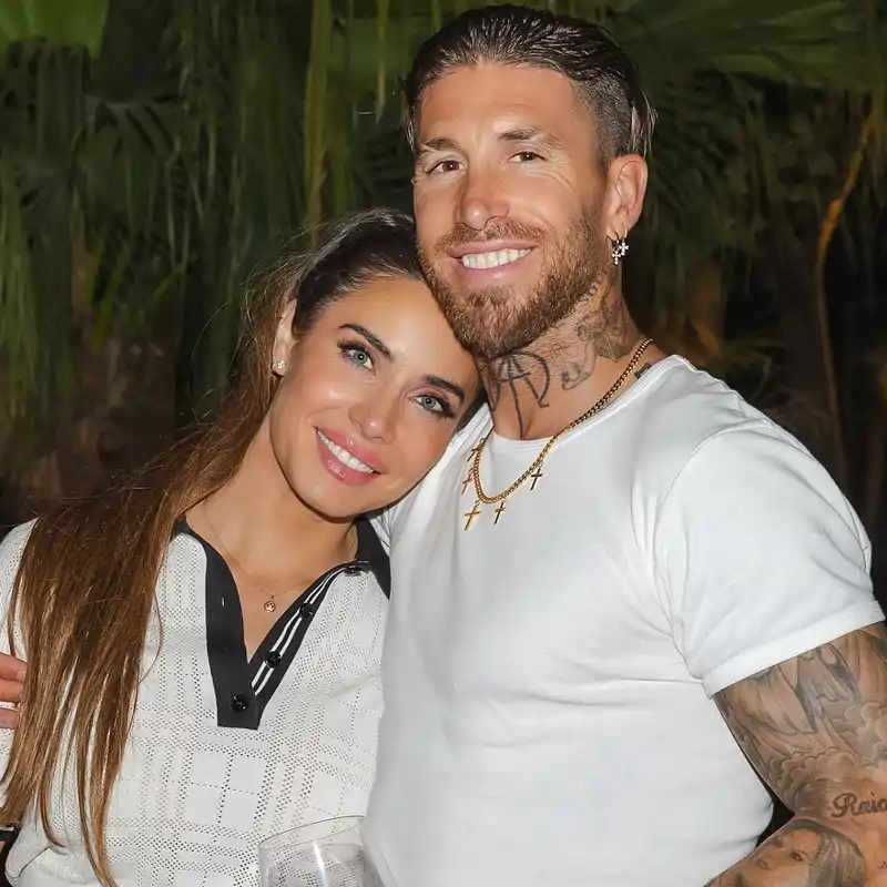 Entramos en el salón de Pilar Rubio y Sergio Ramos: tiene una mesa de centro elegante y una pared del sofá moderna