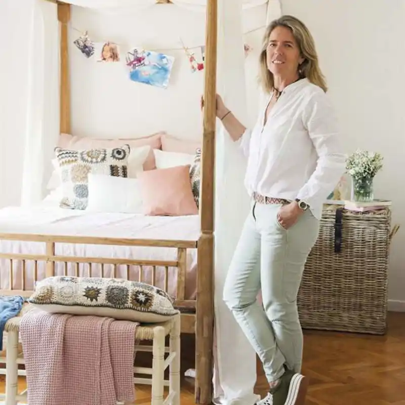 Carmen Figueras, estilista de decoración: "Una lámpara encendida, unas flores y un mueble de madera son la mejor de las bienvenidas y no pueden faltar en tu recibidor"