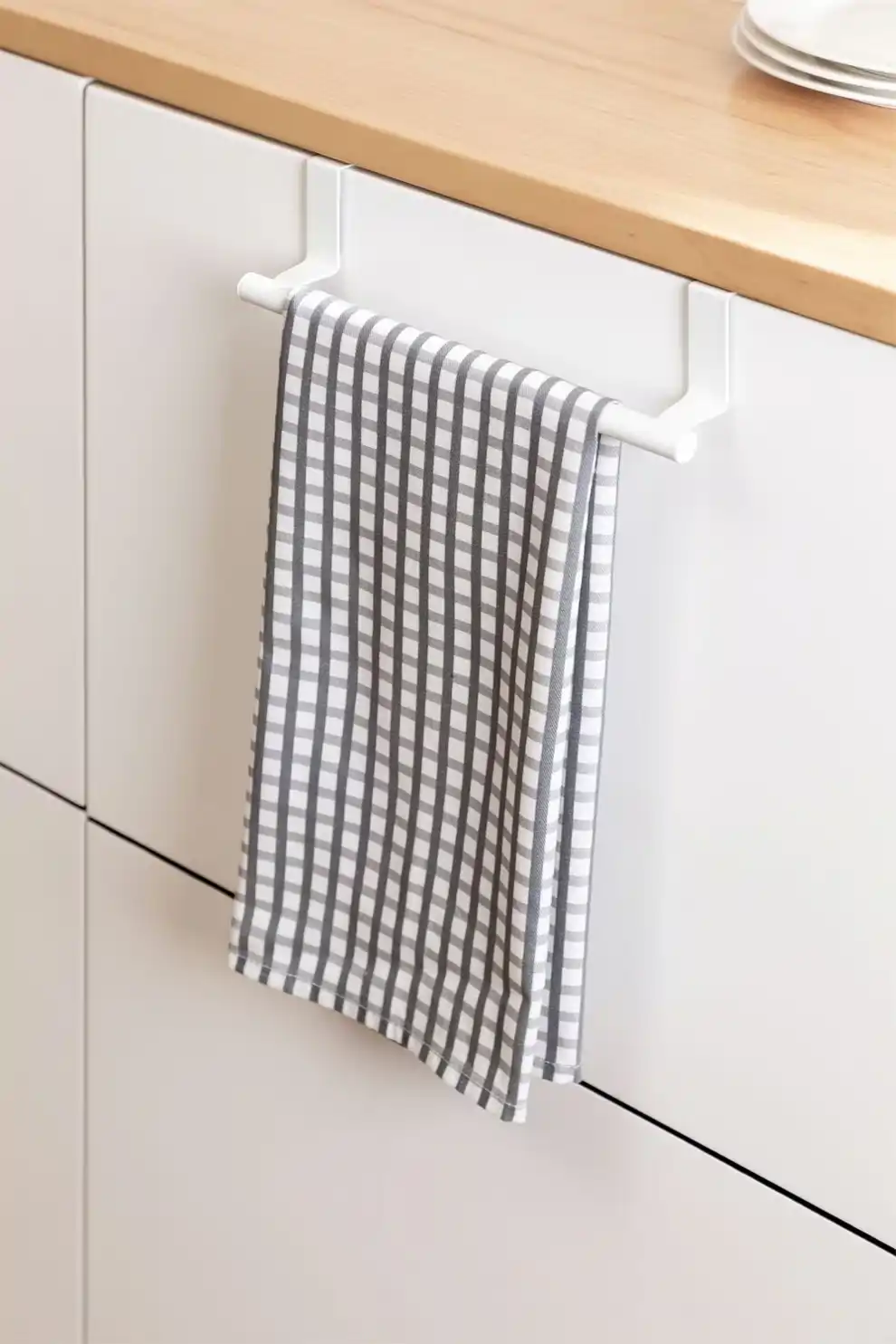 Este soporte para paños de cocina es de SKLUM y es perfecto para mantener la cocina más organizada