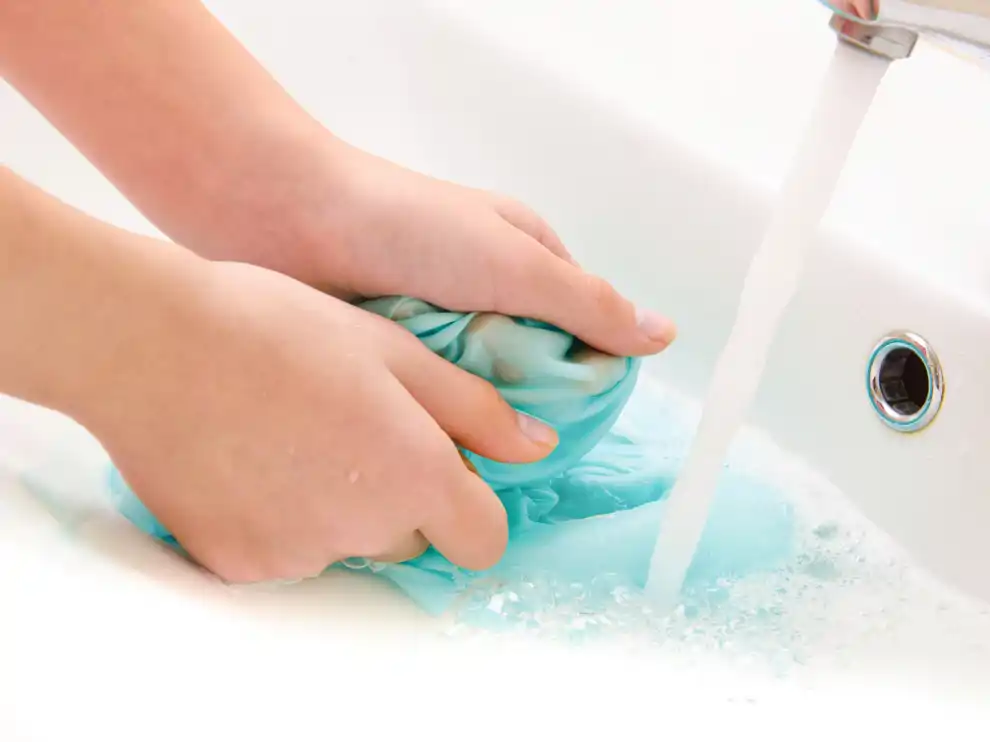 El agua oxigenada es muy efectiva para eliminar las manchas de sangre de la ropa por completo