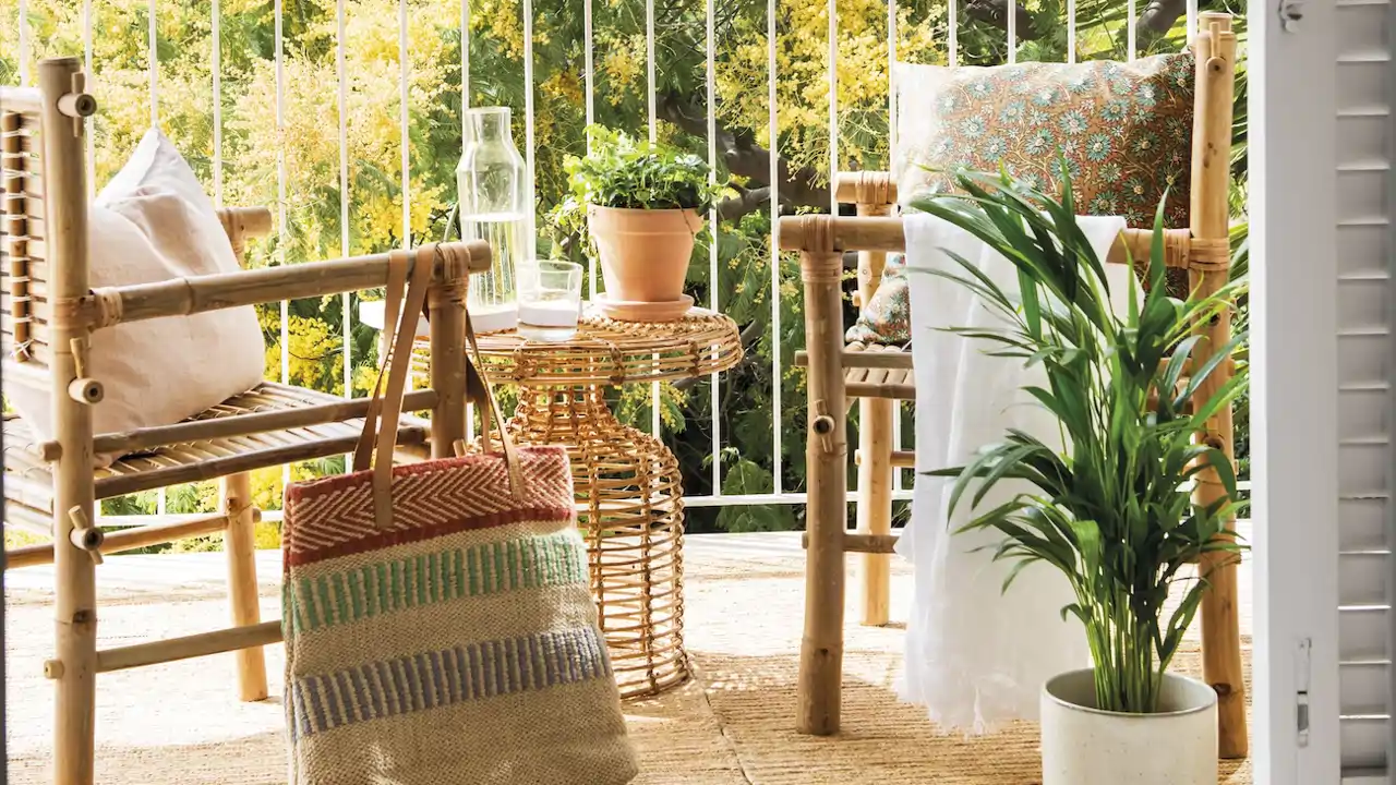 Balcón pequeño con plantas