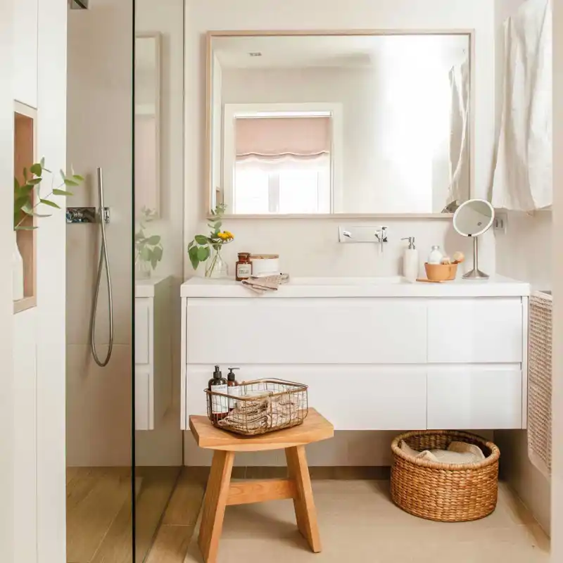 Si quieres reformar tu baño sin gastar, copia estas 7 ideas rápidas: céntrate en las paredes y los detalles