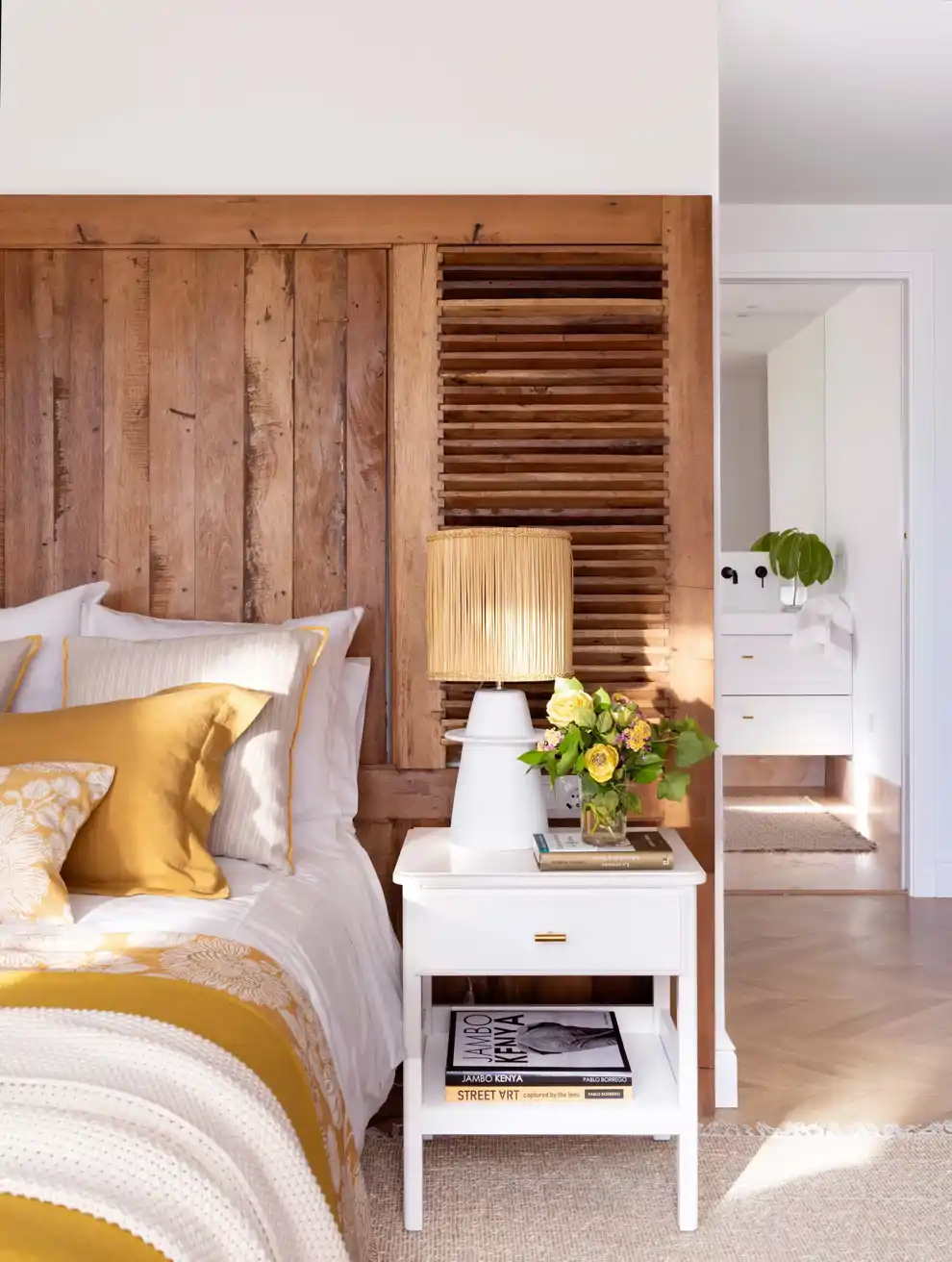 dormitorio con cabecero de madera oscura 52268a31 00558471 250205131556