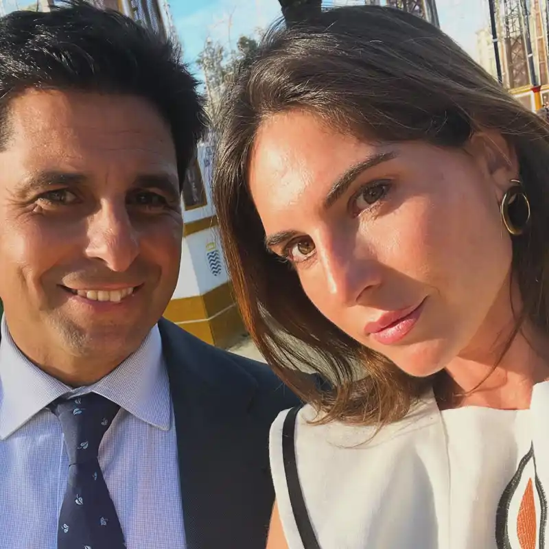 El elegante salón de Lourdes Montes y Fran Rivera: con mezcla de estilos, lámparas muy originales y paredes decoradas con estilo