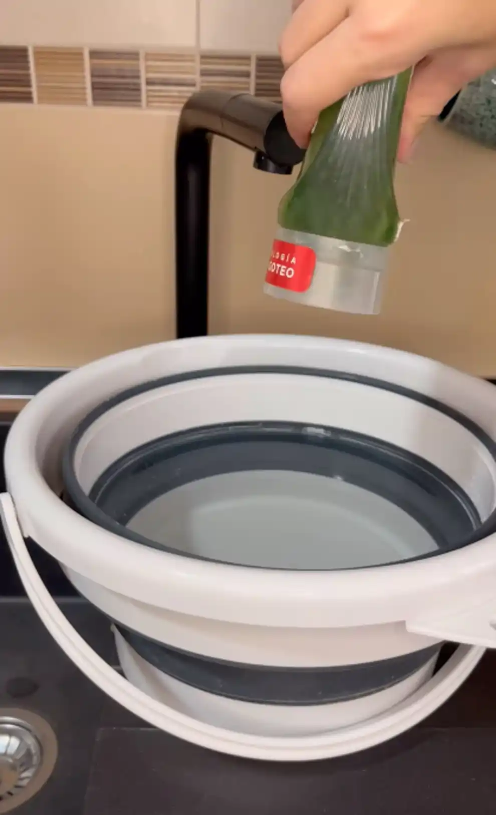 Leticia de @huele.a.limpio preparando su mezcla limpiadora casera para limpiar los muebles de la cocina