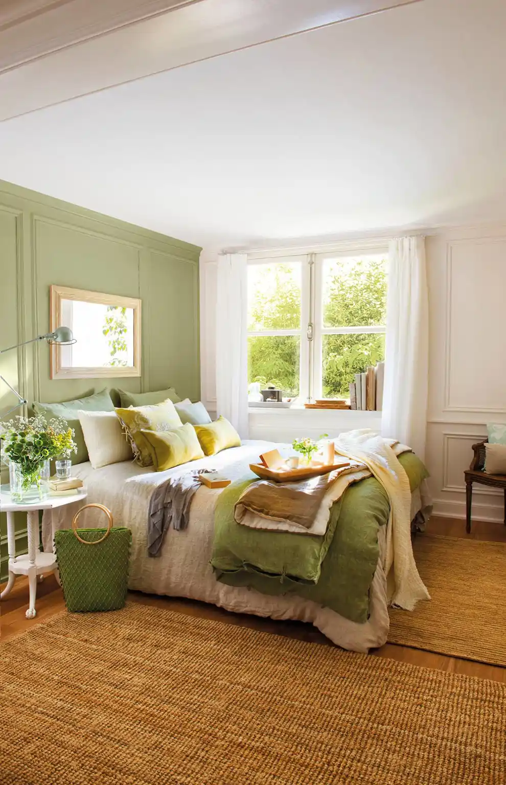 Dormitorio con pared del cabecero pintada en color verde empolvado