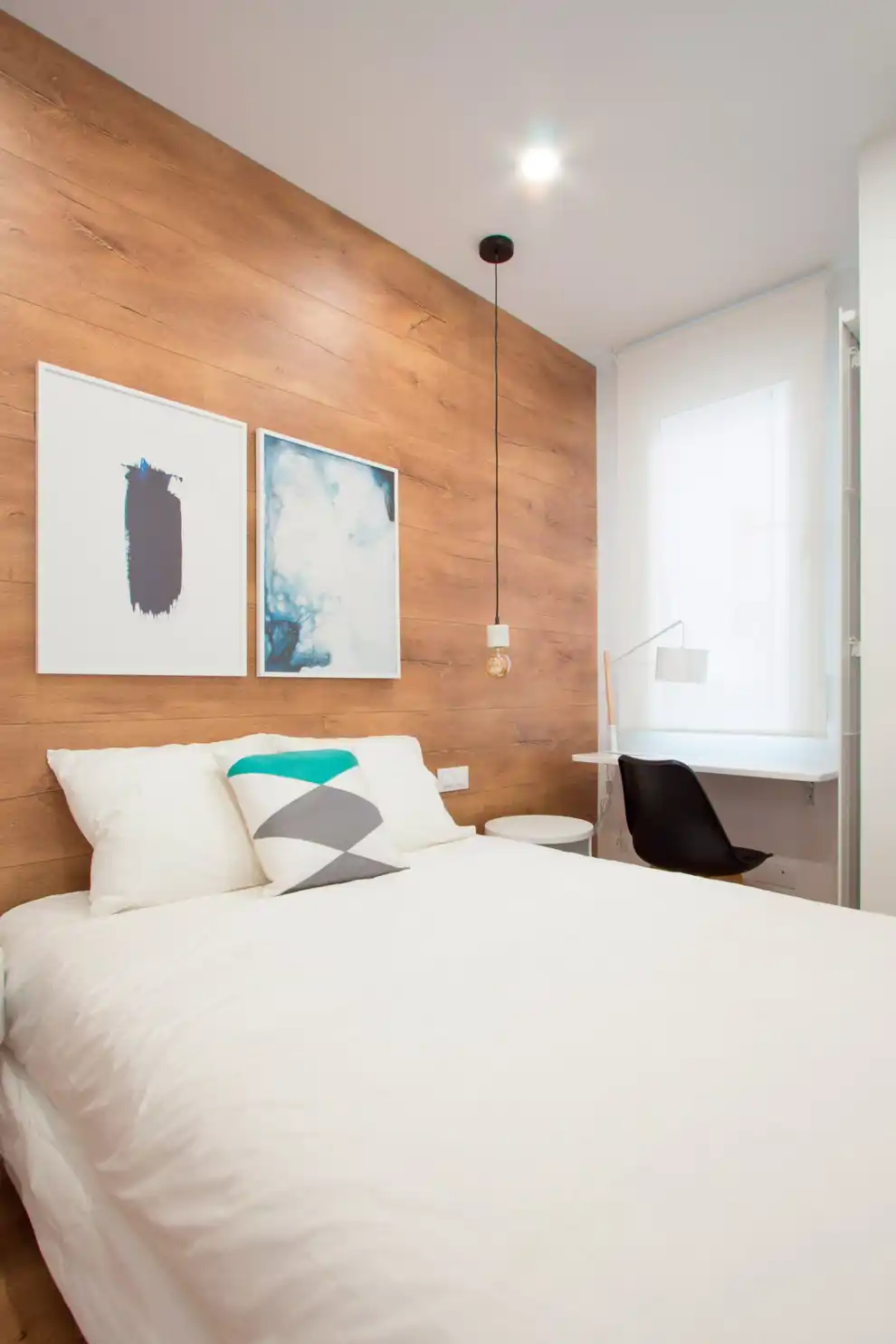 En el dormitorio también podemos ver esta tendencia minimalista y que le entra luz natural