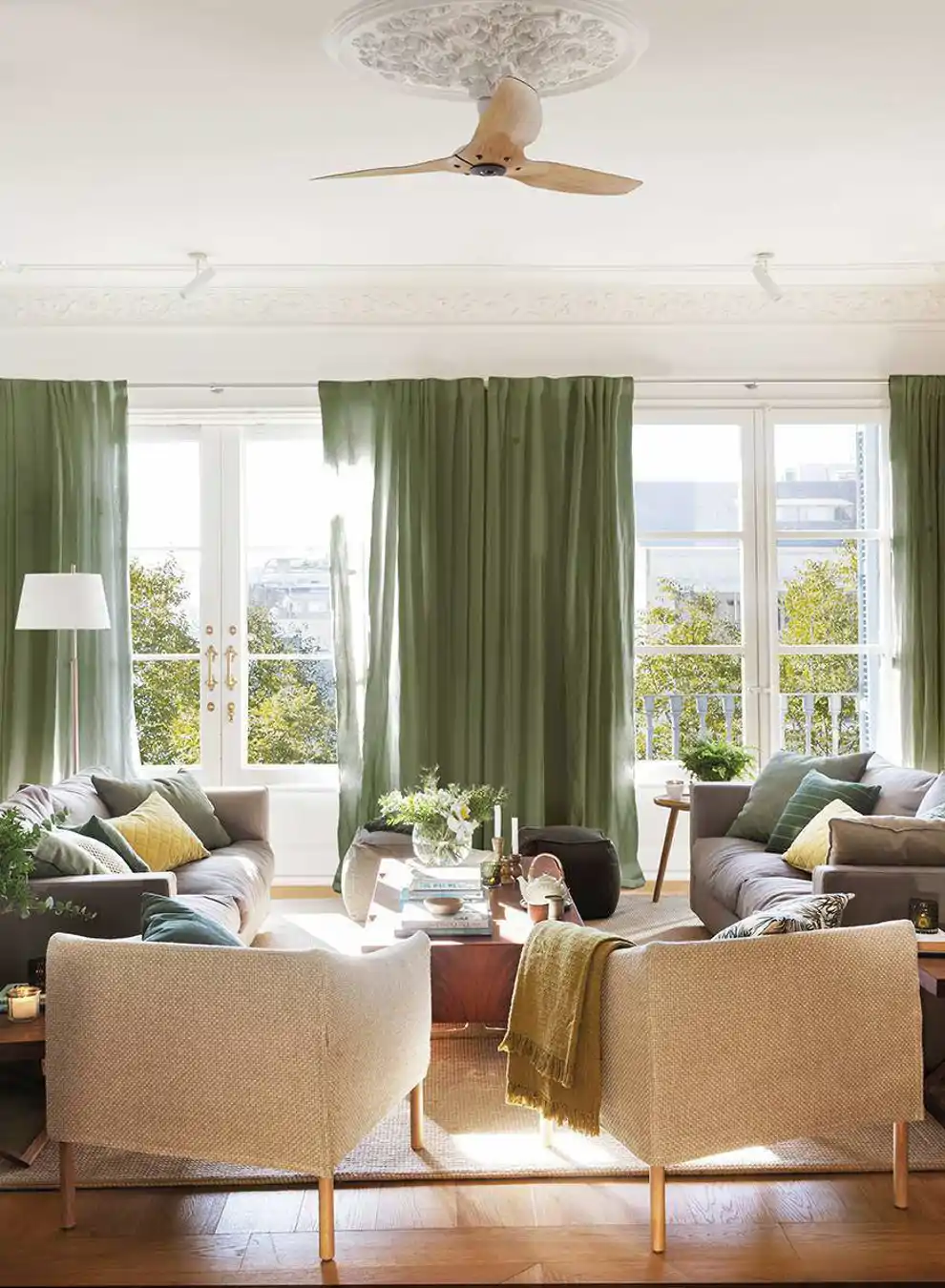 Para potenciar aún más sus beneficios, el Feng Shui recomienda elegir cortinas que armonicen con la decoración y en los colores adecuados