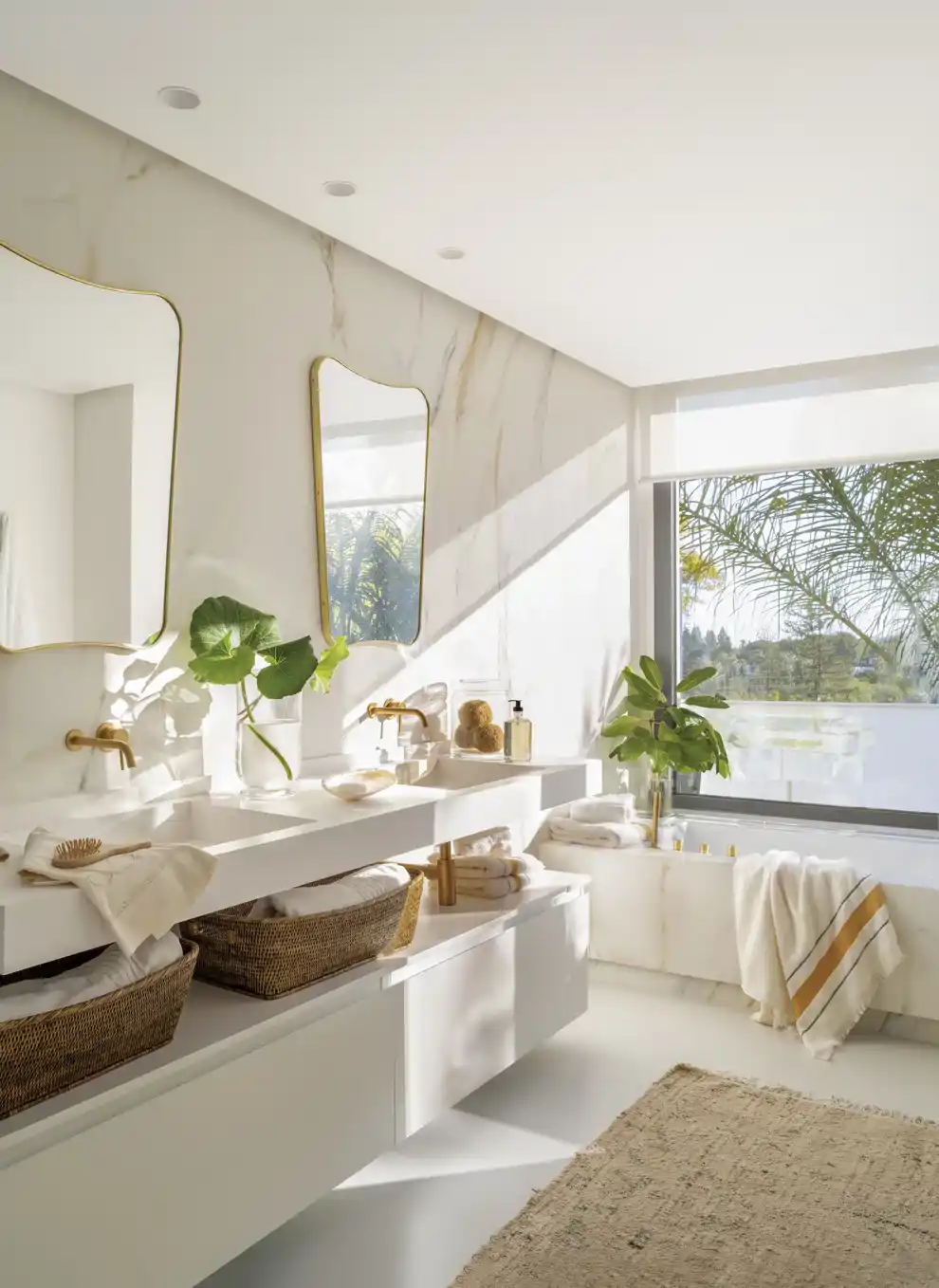 bano moderno con mueble blanco y paredes de marmol 00553590 00000000 00553590 241227110752