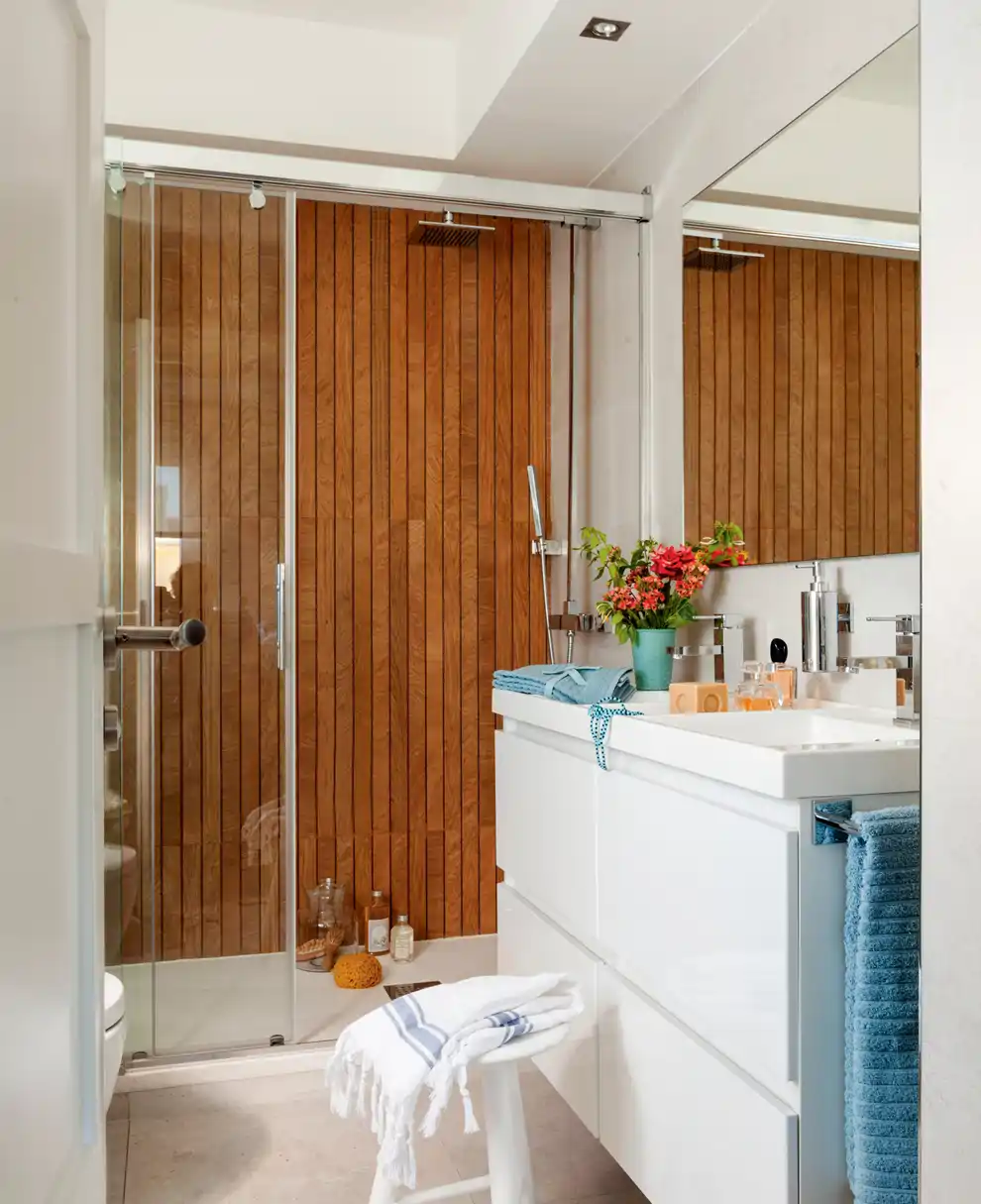 bano con pared de ducha imitacion madera y bajolavabo blanco 00409134 54afe1d3
