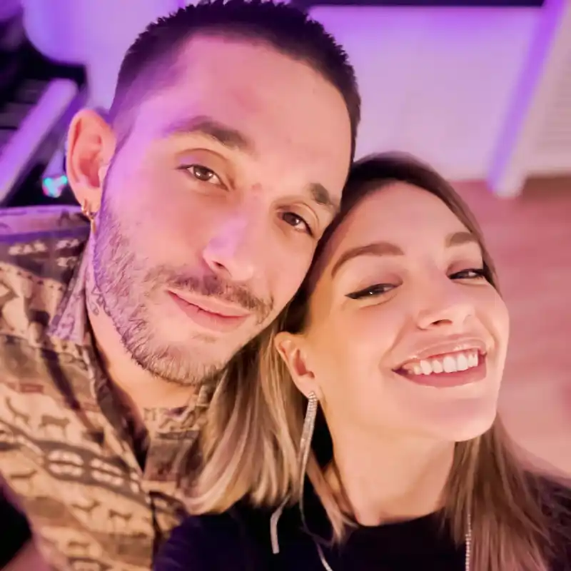 El salón de Ana Guerra y Víctor Elías tiene un sofá mullido, un piano y la pared decorada con unos cuadros únicos