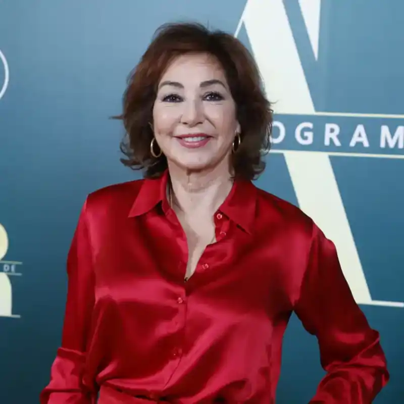 Así es la elegante librería de Ana Rosa Quintana: blanca, atemporal y con mucha capacidad de almacenaje