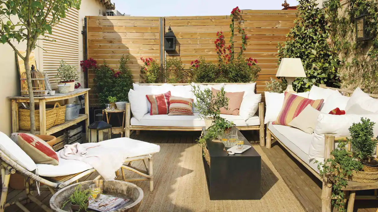 Terraza con separaciones de madera y sofás de bambú 00464936