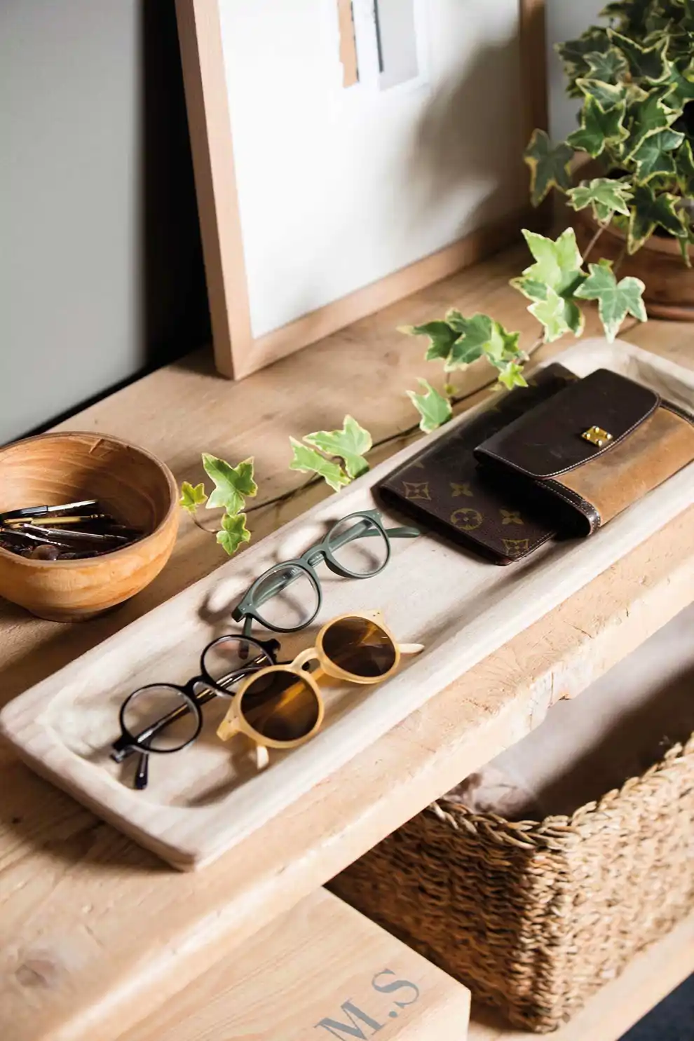 Para que tu recibidor siempre esté ordenado, puedes colocar un cuenco para las llaves, una bandejita para las gafas y la cartera, etc