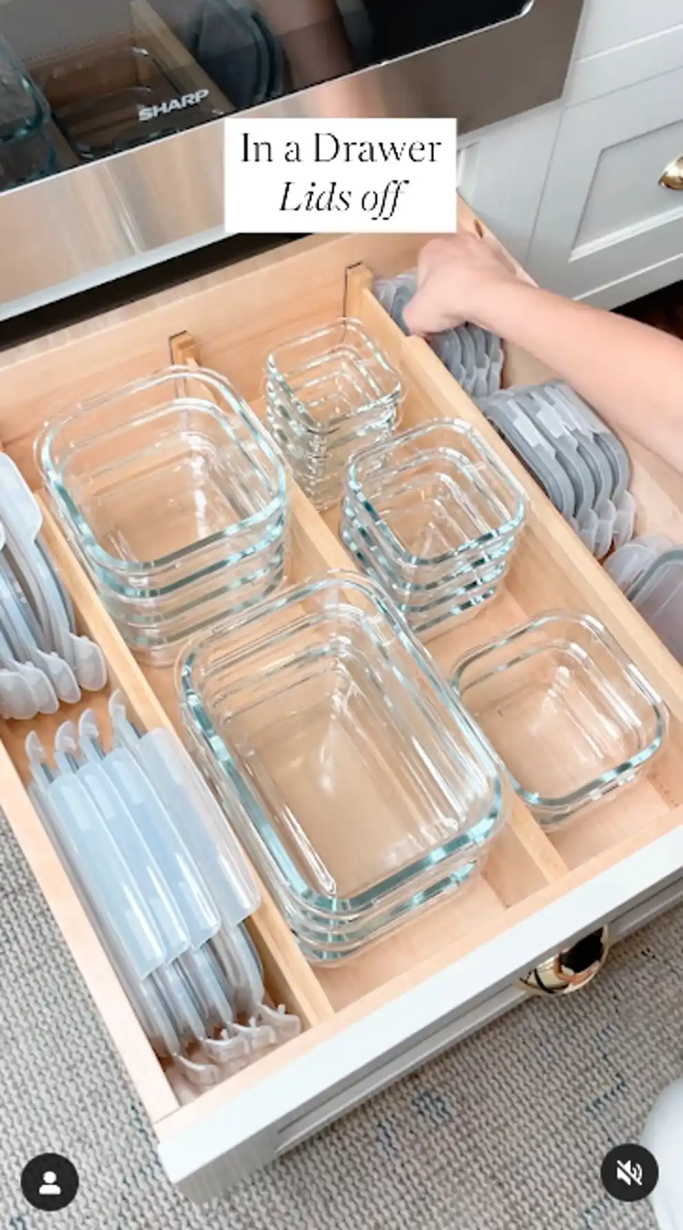 Una forma de ordenar los tuppers es organizar por un lado los recipientes y por otro las tapas
