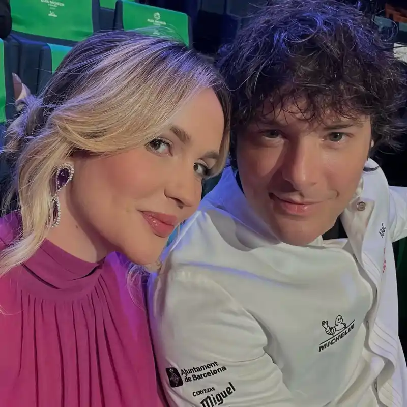 El moderno comedor de Jordi Cruz y Rebecca Lima: espacioso, con una gran mesa de madera y sillas de diseño