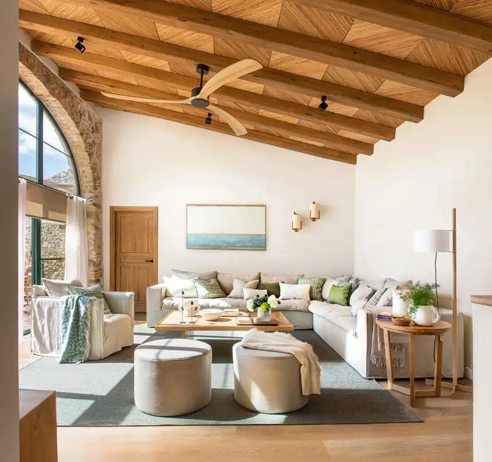 Salón de estilo contemporáneo con sofá en forma de L y mesa de centro cuadrada