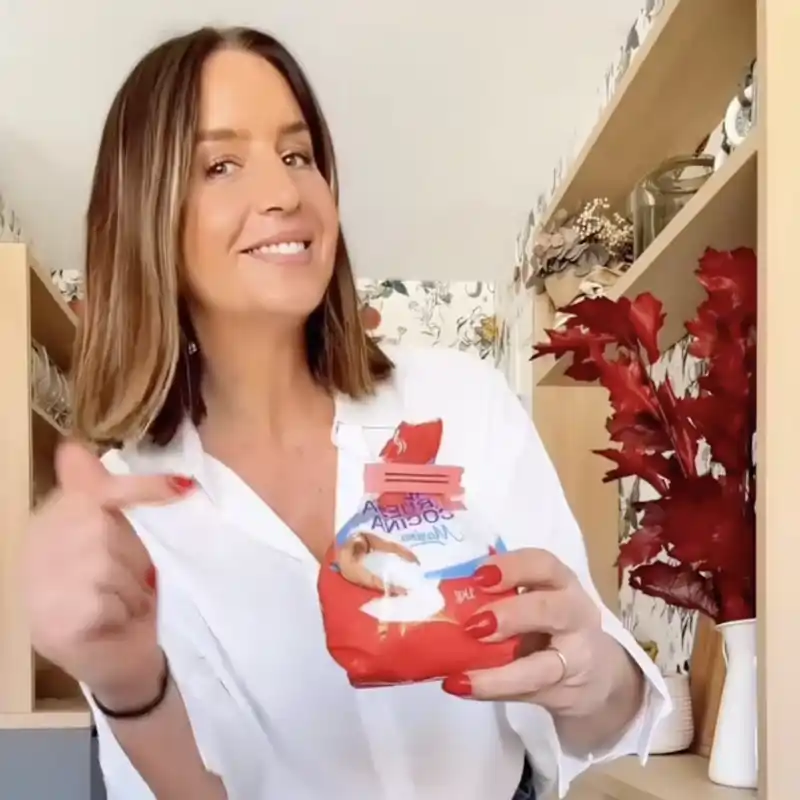 Lucía Lipperheide, experta en limpieza: “La mezcla de sal y bicarbonato es mano de santo para devolver el brillo a los vasos que han quedado blanquecinos"