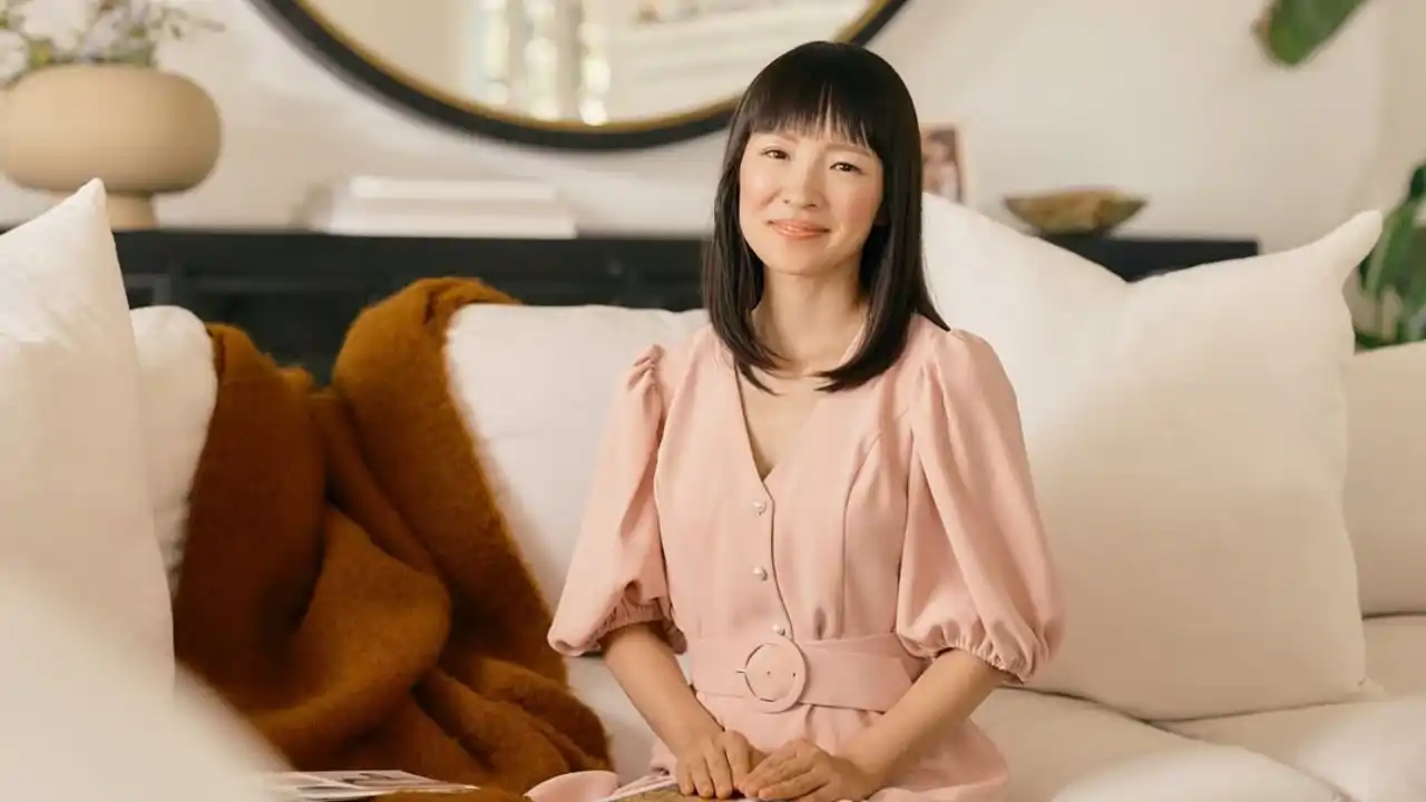 Marie Kondo sobre el cambio de armario: "Guarda jerséis y abrigos limpios y en buen estado, mejor en cajas de tela donde puedan respirar"