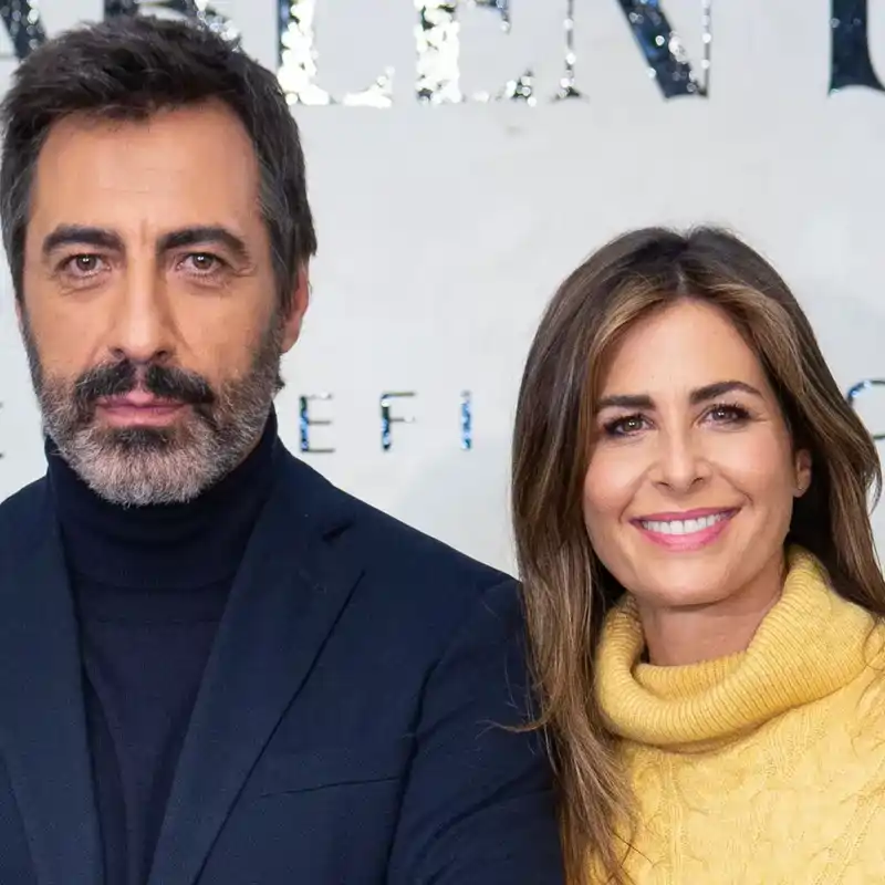 Así es el moderno salón de Nuria Roca y Juan del Val: con muebles de diseño, mezcla de estilos y muchas alfombras estampadas