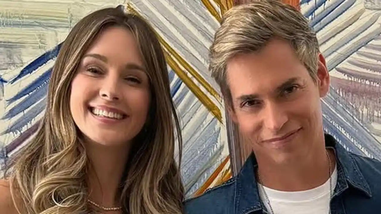 Así es el elegante salón de Carlos Baute y Astrid Klisans: con suelo cerámico, sofás grises y estores modernos 