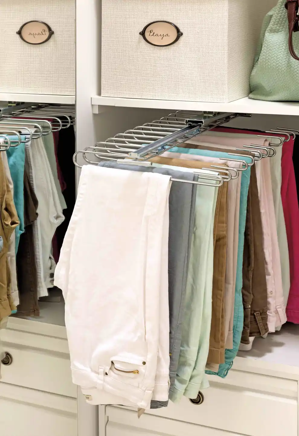 Los pantaloneros extraíbles son muy útiles para guardar cada pantalón de manera individual