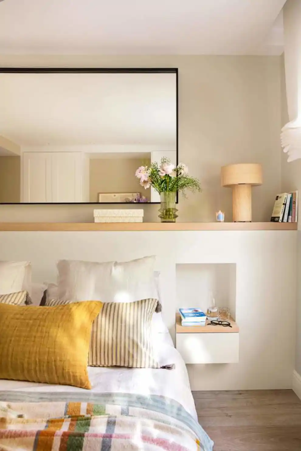 Los espejos grandes, rectangulares y colocados en horizontal reflejan muy bien la luz natural