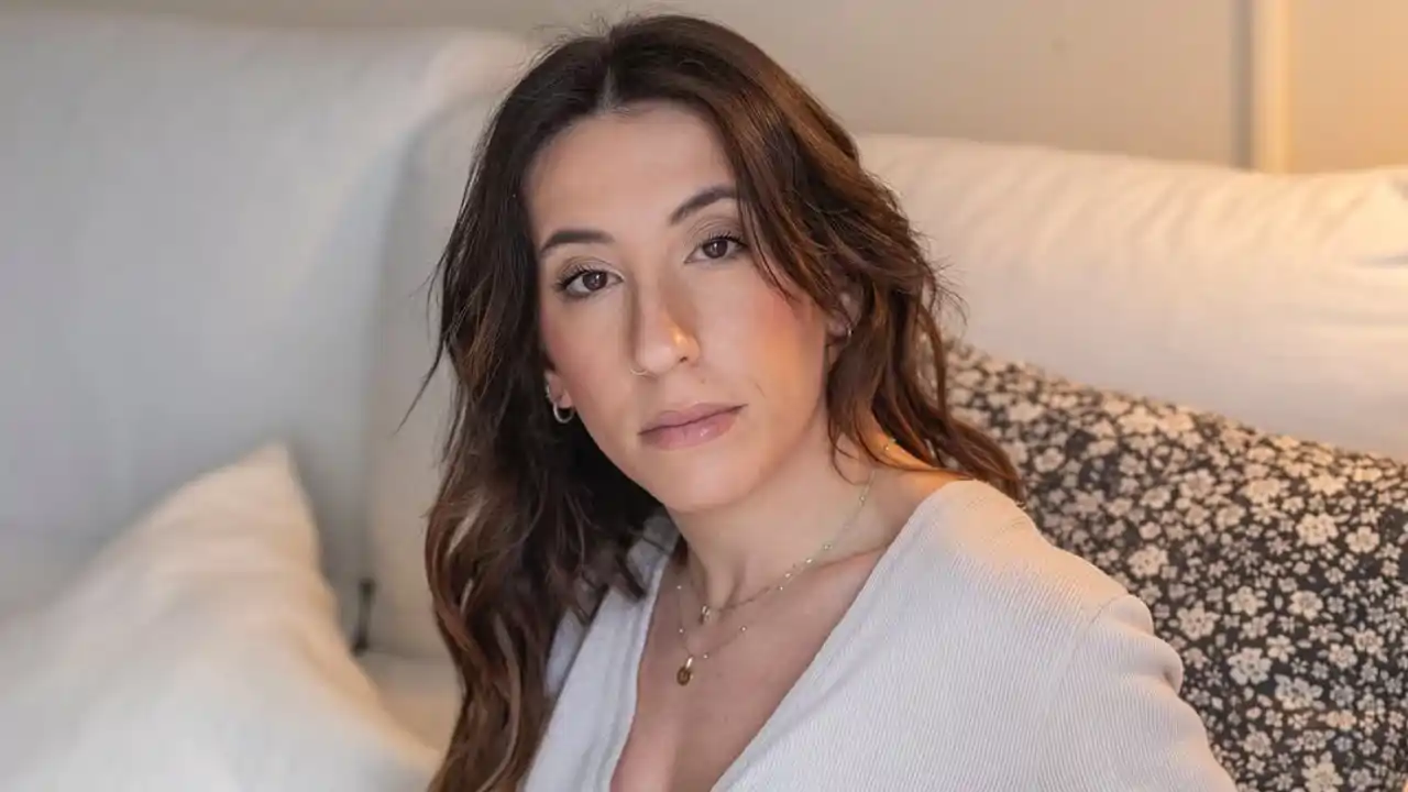 Andrea Caaveiro, experta en limpieza: "Antes de meter los abrigos en la lavadora froto sus cuellos y puños con un cepillo y jabón blando"