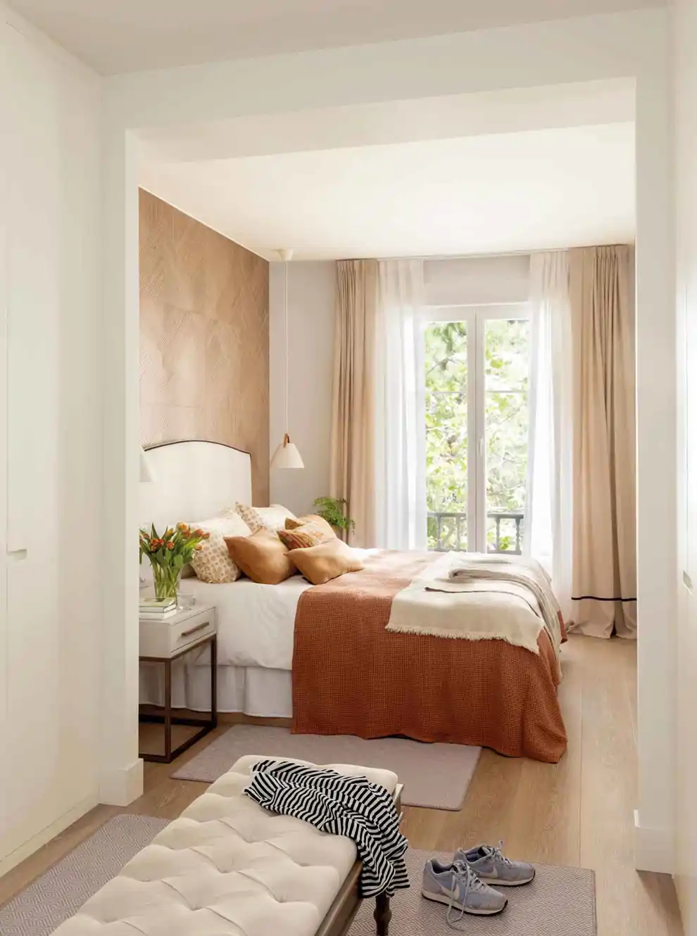 dormitorio con vestidor y pared del cabecero con madera 00557357 00000000 2c1ada79 230209113533