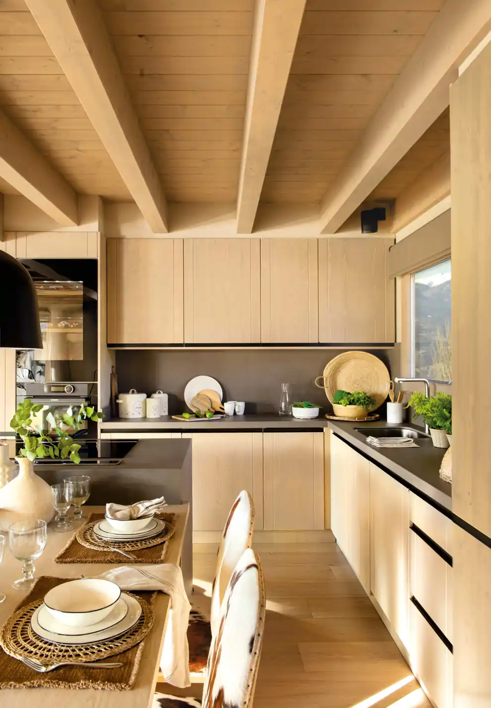 cocina rustica de madera con isla y encimera negra 65629ef8 00569045