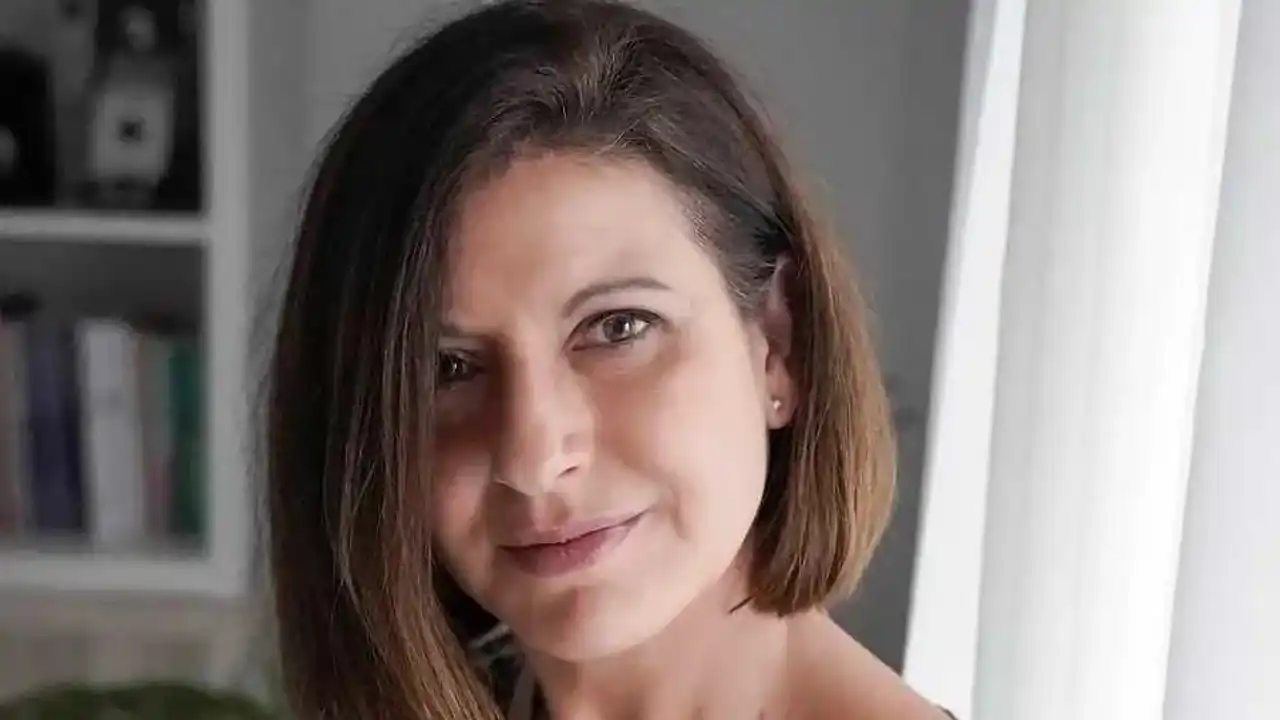 Eva Ruíz, experta en limpieza: "Los polvos desincrustantes son mano de santo para eliminar los malos olores del desagüe de la ducha" 