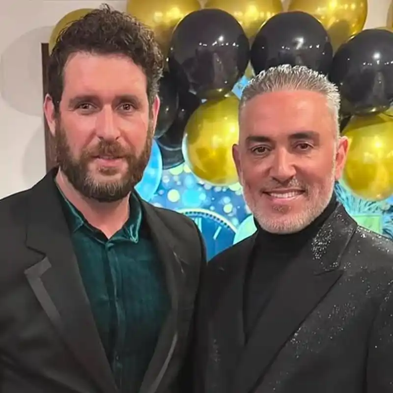 El moderno salón de Kiko Hernández y Fran Antón: decorado en blanco, tiene un sofá elegante y una mesa de centro original