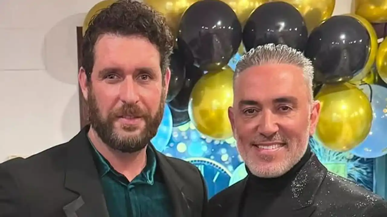 El moderno salón de Kiko Hernández y Fran Antón: decorado en blanco, tiene un sofá elegante y una mesa de centro original
