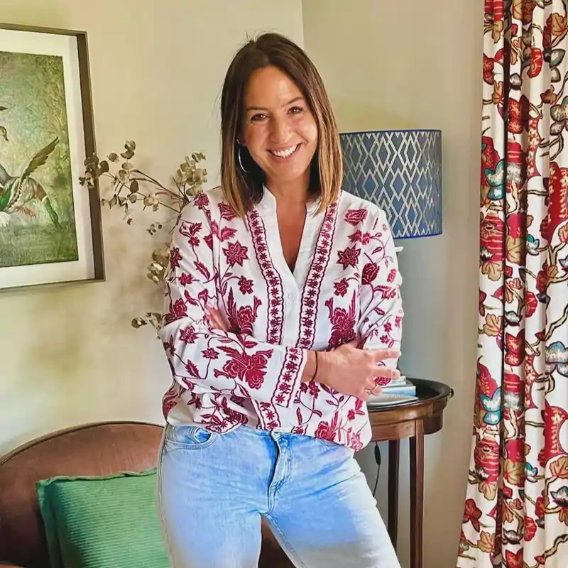 Lucía Lipperheide, "Un papel de cocina empapado en vinagre de limpieza es mi truco estrella para eliminar la suciedad oculta en el asiento del inodoro"