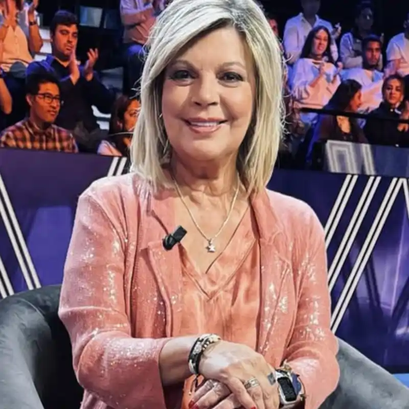 Así es el espectacular dormitorio de Terelu Campos: con cabecero con tachuelas, un tocador original y mesitas de noche elegantes