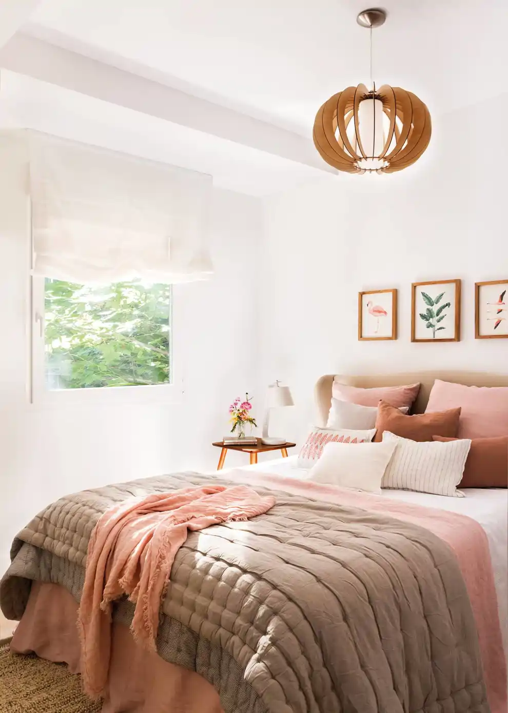 00481009 Dormitorio con cama acolchada y muy abrigada en tonos rosas