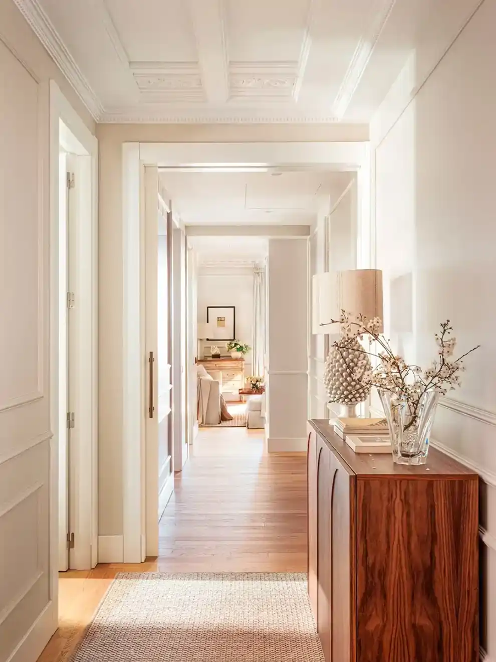 Pasillo estrecho con mueble de madera