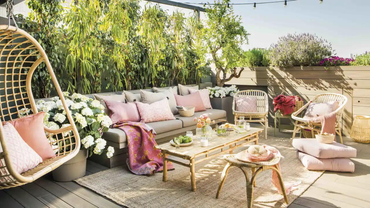Terraza con sofá y jardineras a medida y muebles de caña 00485120 