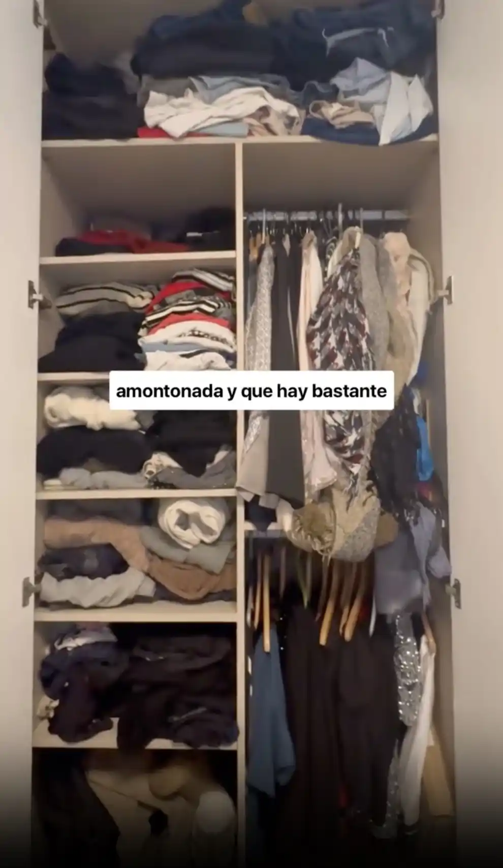 Antes de un armario de ropa ordenado por Vanesa Luna