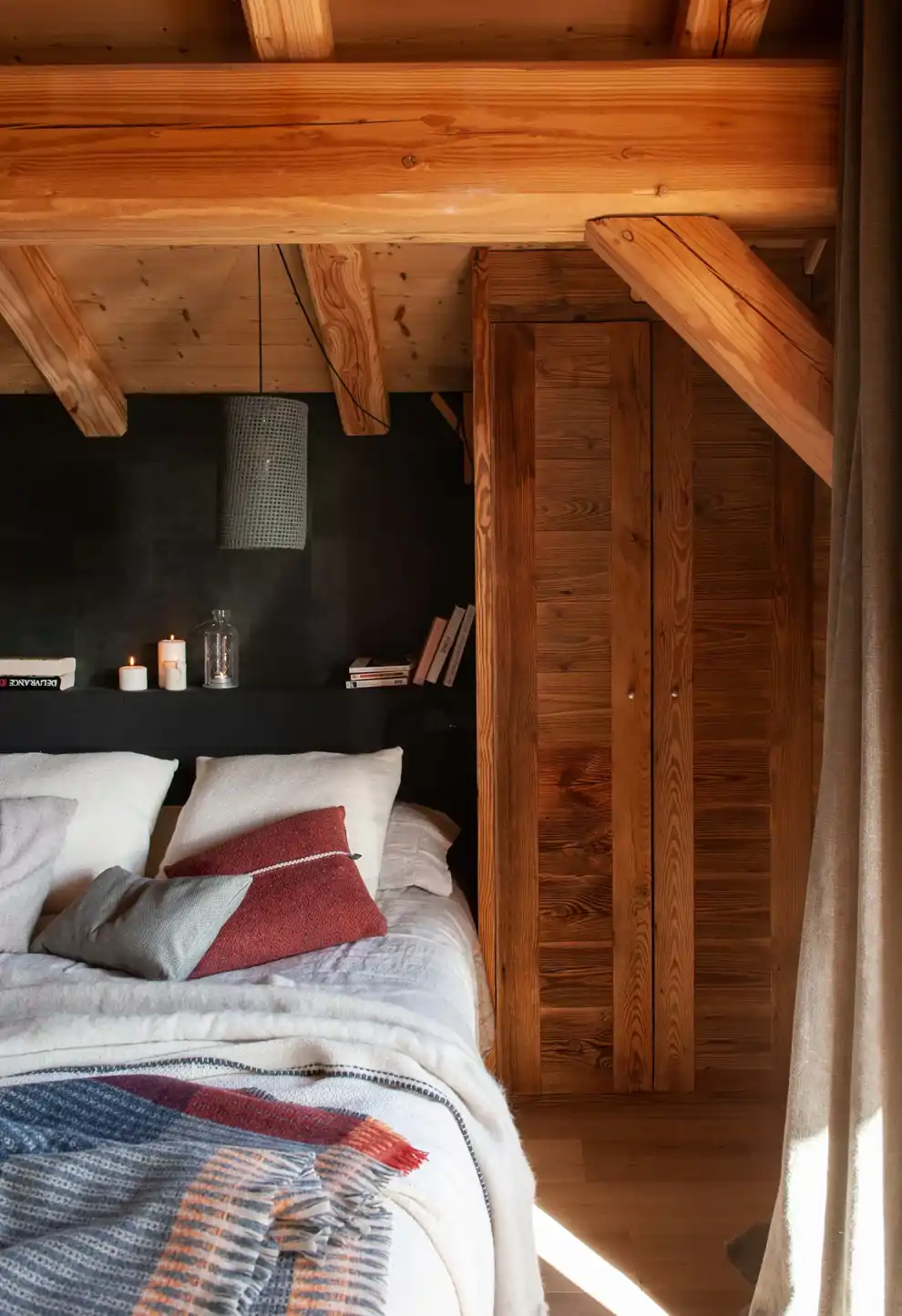 dormitorio abuhardillado con vigas y armarios en madera oscura 070c649c 00519504 250205131727